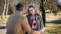 Josie (Lena Conzendorf) vertraut Erik (Sven Waasner) an, wie glücklich sie mit Paul ist.