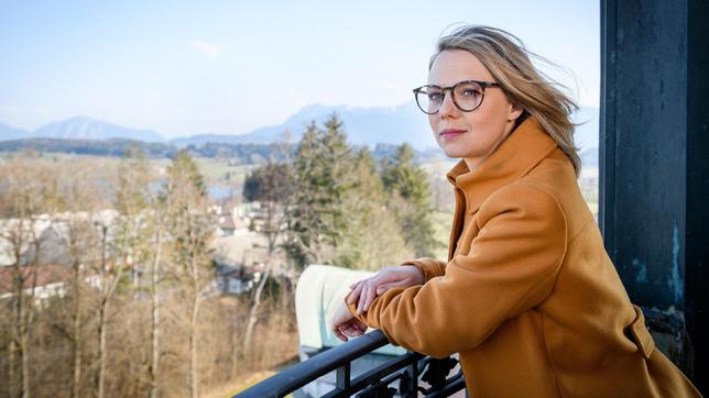 Josie (Lena Conzendorf) wartet auf demTurm auf Paul.