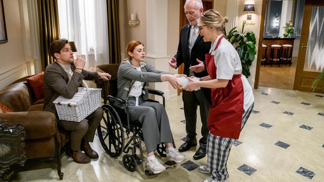 Bild: ARD/Christof Arnold Josie (Lena Conzendorf) zerstört vor den Augen von Alfons (Sepp Schauer), Constanze (Sophia Schiller, 2.v.) und Paul (Sandro Kirtzel) den Kuchen, um Schlimmeres zu verhindern.