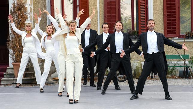 Bild: ARD/Christof Arnold Das große Finale: Zu "Immer wieder geht die Sonne auf" von Udo Jürgens tanzt das Ensemble von "Sturm der Liebe" vor dem "Fürstenhof" (v.l.n.r. Mona Seefried, Isabella Hübner, Birte Wentzek, Michael N. Kühl, Erich Altenkopf, Florian Stadler).