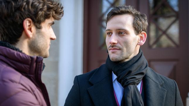 Bild: ARD/WDR/Christof Arnold Julian (Tim Borys, r. mit Christopher Jan Busse.) hat eine emotionale Erkenntnis.