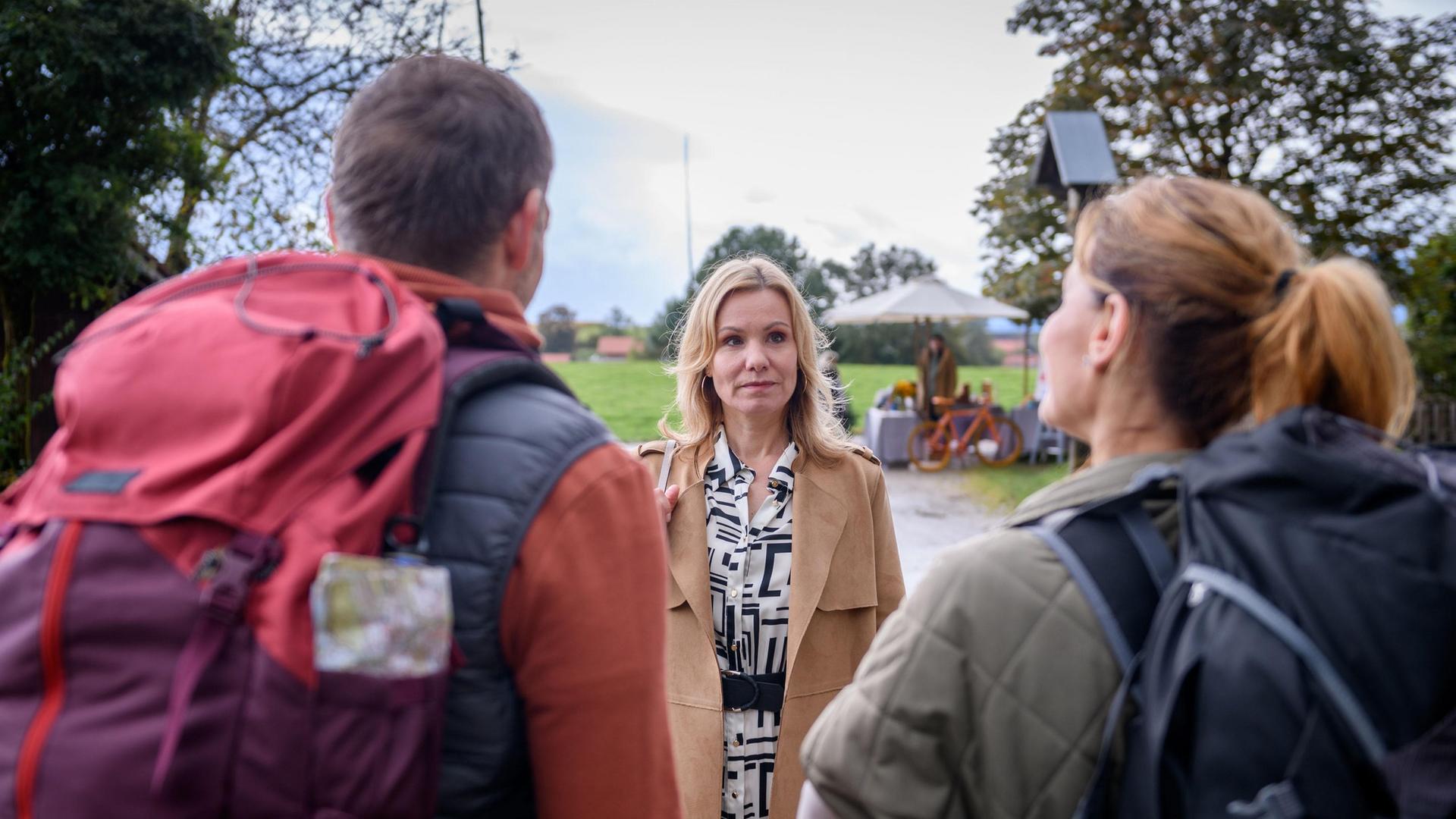 Katja (Isabell Stern) begegnet Markus‘ (Timo Ben Schöfer) und Alexandras (Daniela Kiefer) Vertrautheit mit gemischten Gefühlen.