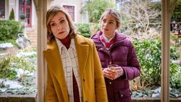 Katja (Isabell Stern, vorne) berichtet Greta (Laura Osswald, hinten) geschockt, dass ihre ganzen Weinreben erfroren sind – ihre Existenz ist ruiniert.
