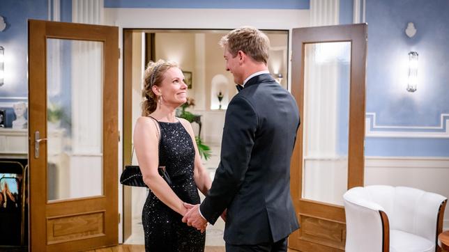 Katja (Isabell Stern) ist enttäuscht, als Vincent (Martin Walde) sie nicht in die Oper begleiten kann.