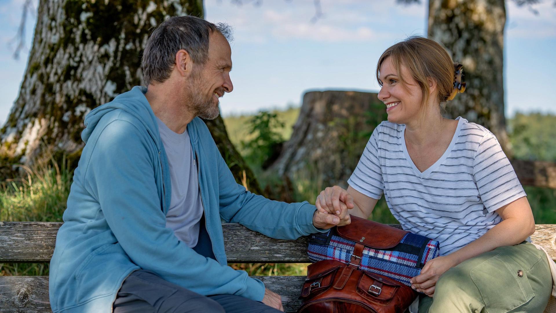 Katja (Isabell Stern,r) ist froh, als Markus (Timo Ben Schöfer,l) sich ihr öffnet und sie an seinen Vatersorgen teilhaben lässt.