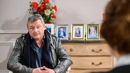 Kommissar Meyser (Christoph Krix) hört Xenia (Elke Winkens) aufmerksam zu.