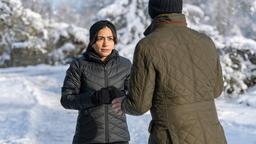 Lale (Yeliz Simsek) irritiert Theodor (Philipp Rafferty), als sie sich kurz angebunden entzieht.