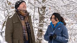 Lale (Yeliz Simsek) ist dankbar, als ein Unbekannter (Philipp Rafferty) freundlich hilft.