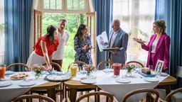 Lale (Yeliz Simsek, M., mit v.l.n.r.: Katharina Scheuba, Pablo Sprungala, Sepp Schauer und Laura Osswald) plant eine richtige Geburtstagsfeier mit Theos Freunden.