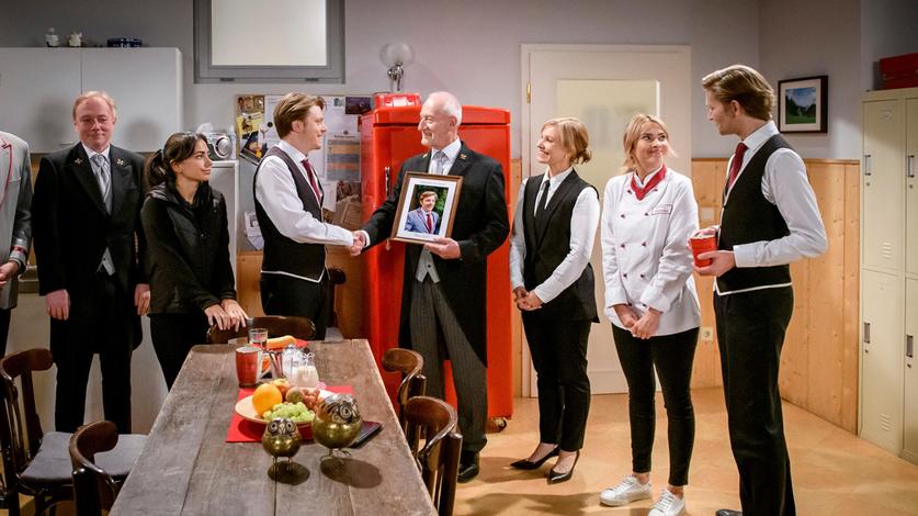 Lale (Yeliz Simsek, 2.v.l. mit Sepp Schauer, M., Laura Osswald, 2.v.r. & Isabell Stern) schiebt ihren Ehrgeiz beiseite und freut sich ehrlich für Theo (Lukas Leibe).