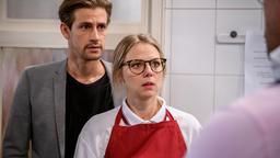 Laleu (Jürgen Fischer) konfrontiert Josie (Lena Conzendorf) und Paul (Sandro Kirtzel) damit, dass er den Betrug gesehen hat.