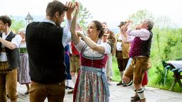 Landler-Wettbwerb: Paul (Sandro Kirtzel) und Romy (Désirée von Delft) sowie Lucy (Jennifer Siemann) und André (Joachim Lätsch) geben ihr Bestes beim Landler-Wettbewerb (mit Komparsen).