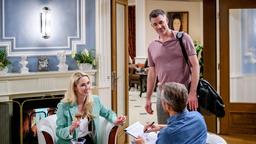 Larissa (Vivien Wulf) ist erleichtert, als Yannik (Jo Weil, M., mit Sven Waasner) doch noch ihr Trauzeuge wird.