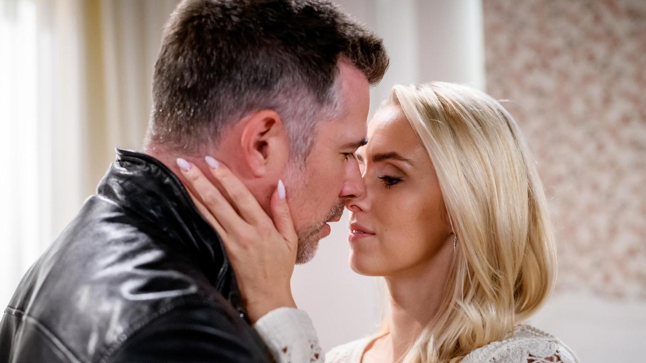 Larissa (Vivien Wulf) lässt sich auf Yannik (Jo Weil) ein.