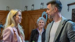 Larissa (Vivien Wulf) rührt es unwillkürlich, als Yannik (Jo Weil, v.r., mit Antje Hagen, h.) bei der Abstimmung an ihrer Seite ist.
