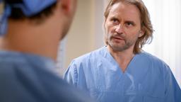 Leander (Marcel Zuschlag) ist erschüttert, als Michael (Erich Altenkopf) ihn auf Wunsch der Krankenhausleitung freistellt.