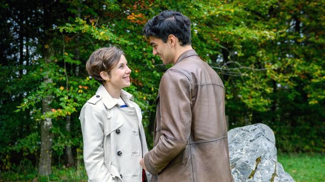 Bild: ARD/WDR/Christof Arnold Leander (Marcel Zuschlag) lässt sich dazu hinreißen, Eleni (Dorothée Neff) zu küssen.