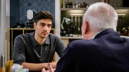 Leander (Marcel Zuschlag) macht Alfons (Sepp Schauer) klar, dass er wohl mit der Schuld leben muss, da er sich nicht erinnern kann.