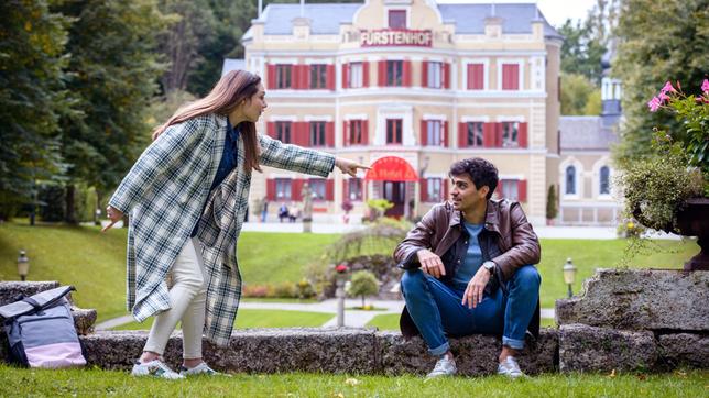 Leander (Marcel Zuschlag) spricht mit Valentina (Aylin Ravanyar) über seine Gefühlslage.