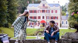 Leander (Marcel Zuschlag) spricht mit Valentina (Aylin Ravanyar) über seine Gefühlslage.