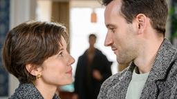 Leander (Marcel Zuschlag) trifft es, Eleni (Dorothée Neff) verliebt mit Julian (Tim Borys) rumalbern zu sehen.