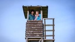 Leander (Marcel Zuschlag) und Eleni (Dorothée Neff) finden einen romantischen Platz.