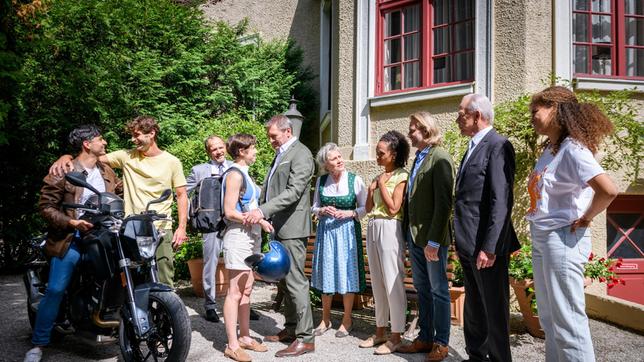 Bild: ARD/WDR/Christof Arnold Leander (Marcel Zuschlag) und Eleni (Dorothée Neff) verlassen den Fürstenhof. (mit v.l.n.r.: Christopher Jan Busse, Timo Ben Schöfer, Dieter Bach, Antje Hagen, Dionne Wudu, Erich Altenkopf, Dirk Galuba, Soluna-Delta Kokol)