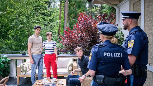 Bild: ARD/WDR/Christof Arnold Leander (Marcel Zuschlag, l. mit Dorothée Neff, 2.v.l. & Robin Schick) wird des Diebstahls beschuldigt.