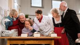 Leentje (Antje Mairich), André (Joachim Lätsch), Robert (Lorenzo Patané), Hildegard (Antje Hagen) und Alfons (Sepp Schauer) warten gespannt, wessen Suppe Michael (Erich Altenkopf) am besten schmeckt?