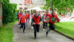Leonard (Christian Feist) gibt das Startzeichen für den Business-Lauf, an dem Steffen (Christopher Reinhardt, r), Amelie (Julia Gruber), Tim (Florian Frowein) und Lucy (Jennifer Siemann) teilnehmen (mit Komparsen).