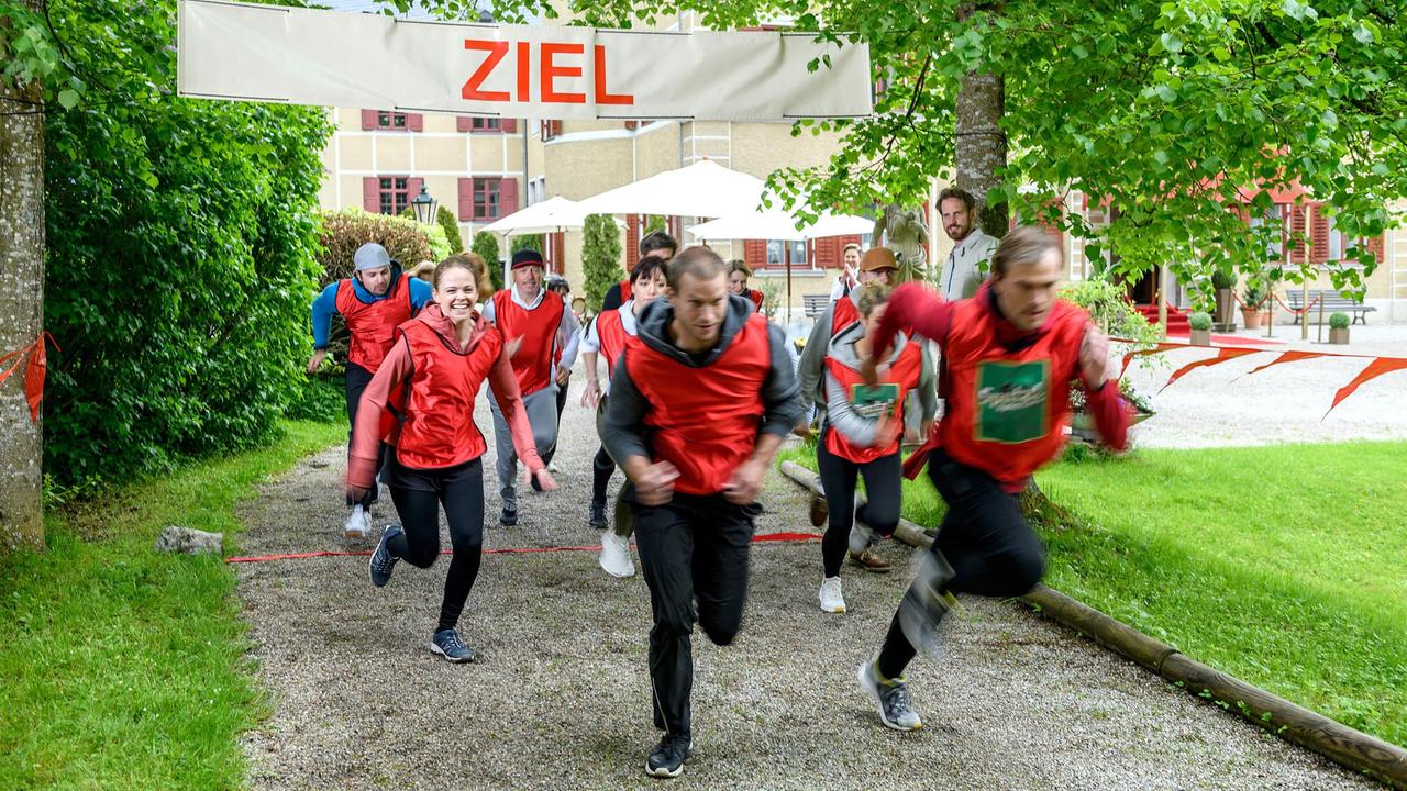 Leonard (Christian Feist) gibt das Startzeichen für den Business-Lauf, an dem Steffen (Christopher Reinhardt, r), Amelie (Julia Gruber), Tim (Florian Frowein) und Lucy (Jennifer Siemann) teilnehmen (mit Komparsen).