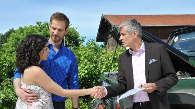 Bild: ARD/Ann Paur Leonard (Christian Feist) stellt seinem Vater Friedrich (Dietrich Adam) Pauline (Liza Tzschirner) offiziell als seine Freundin vor.