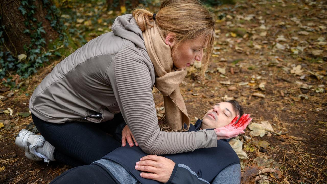 Lia (Deborah Müller) findet den verletzten Robert (Lorenzo Patané).