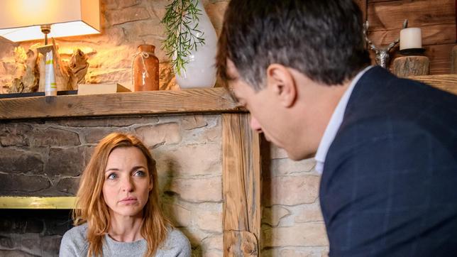Bild: ARD/Christof Arnold Lia (Deborah Müller) gesteht Robert (Lorenzo Patané), dass sie den "Fürstenhof" für immer verlassen will.