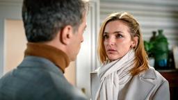 Lia (Deborah Müller) konfrontiert Robert (Lorenzo Patané) mit ihrer Vermutung.