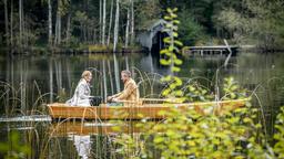 Lia (Deborah Müller) und Erik (Sven Waasner) machen einen romantischen Bootsausflug.