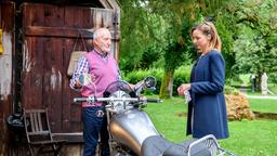 Lia (Deborah Müller) vertraut sich in ihrem Kummer Alfons (Sepp Schauer) an, der ihr daraufhin sein Motorrad leiht, damit sie bei einer Tour den Kopf freibekommt.