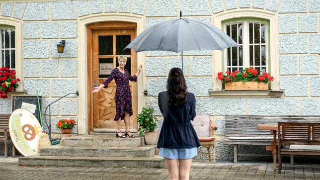 Bild: ARD/Christof Arnold Linda (Julia Grimpe) lässt die Idee von einer eigenen Bäckerei nicht los. Sie zeigt Denise (Helen Barke) die alte Bäckerei, die sie übernehmen könnte.