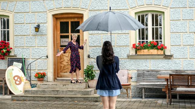 Linda (Julia Grimpe) lässt die Idee von einer eigenen Bäckerei nicht los. Sie zeigt Denise (Helen Barke) die alte Bäckerei, die sie übernehmen könnte.