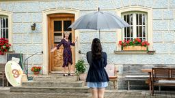 Linda (Julia Grimpe) lässt die Idee von einer eigenen Bäckerei nicht los. Sie zeigt Denise (Helen Barke) die alte Bäckerei, die sie übernehmen könnte.