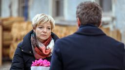 Linda (Julia Grimpe) rät Christoph (Dieter Bach) Ariane nicht zu vertrauen.