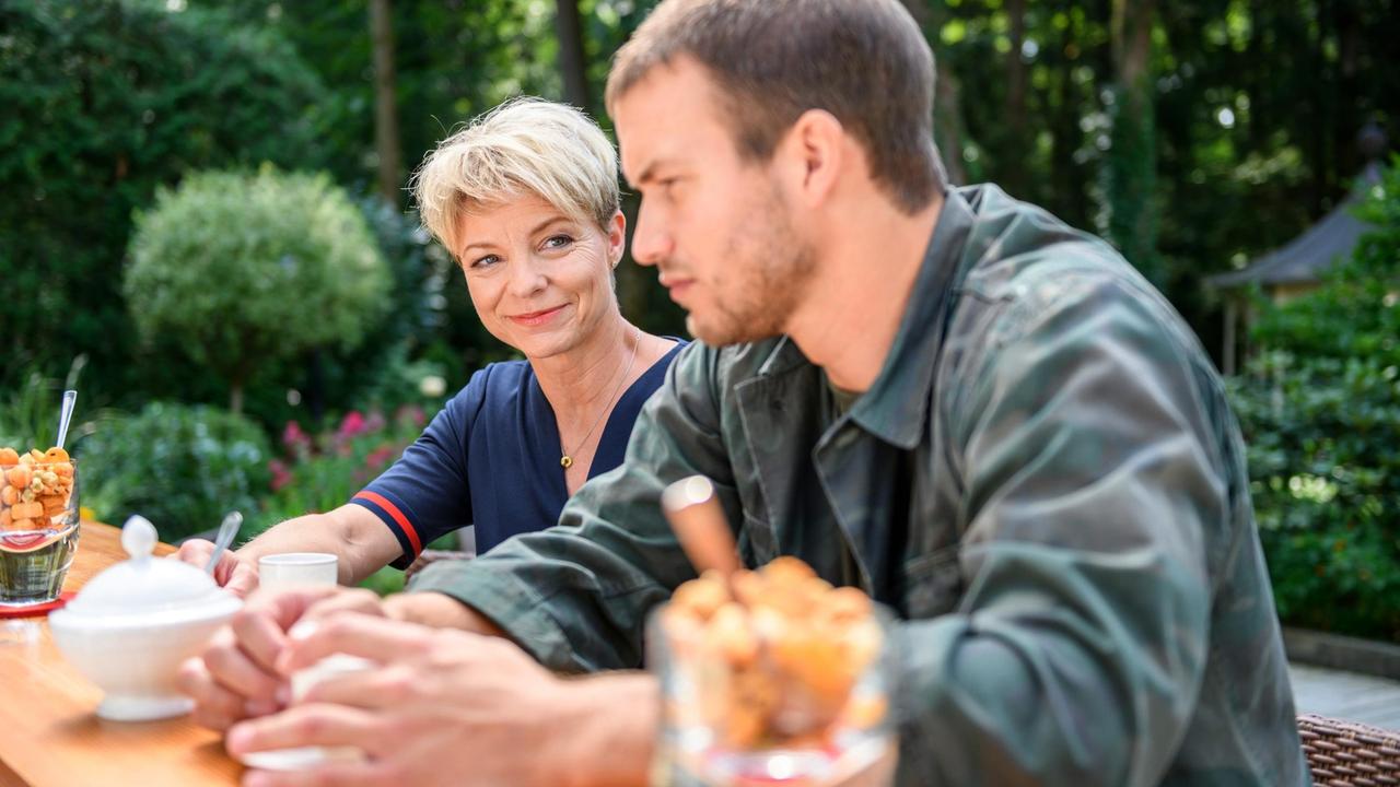 Linda (Julia Grimpe) versucht, Tim (Florian Frowein) zum Bleiben zu überreden.