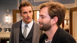 Lucien (Benjamin Bieber) öffnet Adrian (Max Alberti) die Augen über Claras Gefühle für ihn.