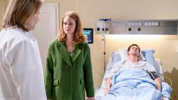 Lucy (Jennifer Siemann) erfährt von Michael (Erich Altenkopf), dass Pauls (Sandro Kirtzel) Zustand kritisch ist.