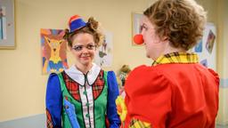 Lucy (Jennifer Siemann) ist ganz verzaubert von Bela (Franz-Xaver Zeller) als Clown.