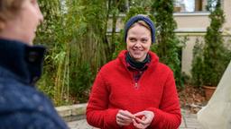 Lucy (Jennifer Siemann) ist von Belas (Franz-Xaver Zeller) Fürsorge angetan. Und es kommt zu einem nahen Moment zwischen den beiden.