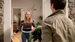 Lucy (Jennifer Siemann) kann ihr Glück kaum fassen, als Joell (Peter Lewys Preston) überraschend bei auftaucht.