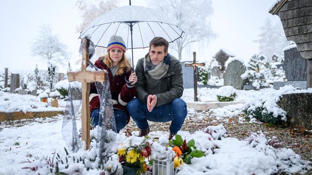 Lucy (Jennifer Siemann) steht Paul (Sandro Kirtzel) zur Seite, als der einer Exhumierung von Romy zustimmen soll.