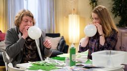 Lucy (Jennifer Siemann) und Bela (Franz-Xaver Zeller) bereiten gemeinsam einen Kindergeburtstag vor und haben viel Spaß dabei.