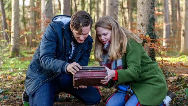 Bild: ARD/Christof Arnold Lucy (Jennifer Siemann) und Joell (Peter Lewys Preston) gelingt es den Schatz zu bergen – eine alte Kiste...